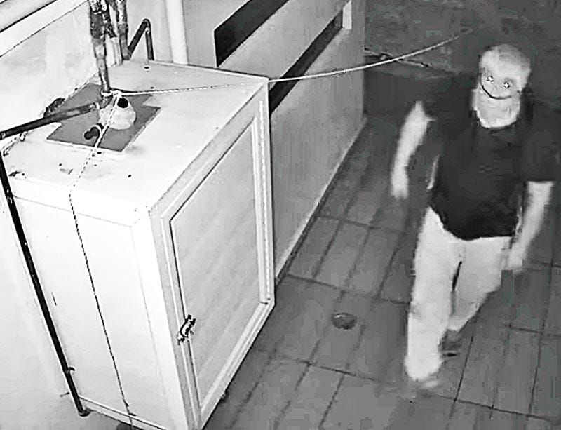 ¡“RATA DE DOS PATAS” ENCAPUCHADA ROBÓ EN CASA DE LAS BRISAS!