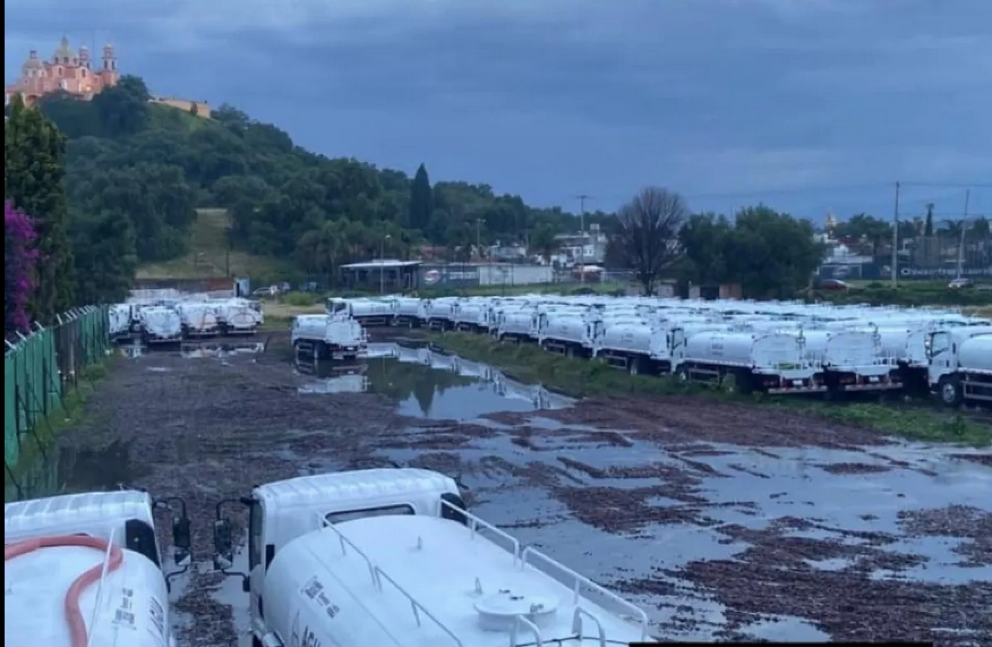 ¡HABITANTES DE CHOLULA OBLIGAN AL GOBIERNO A SACAR “PIPAS DEL BIENESTAR” DE ZONA ARQUEOLÓGICA!