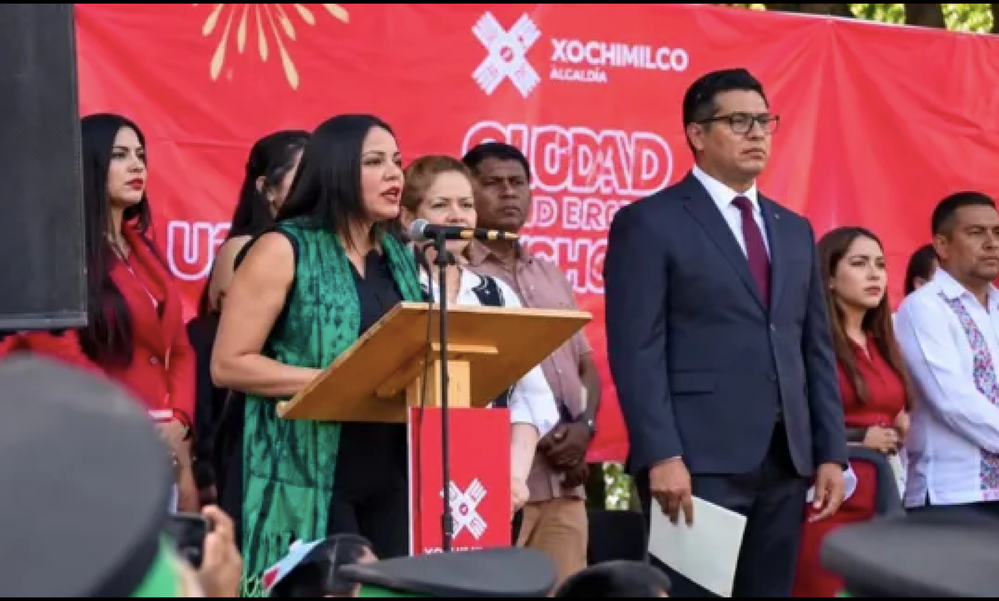 ¡QUIÉN ES CIRCE CAMACHO, ALCALDESA DE XOCHIMILCO QUE LLEGÓ TARDE AL DESFILE Y RECLAMÓ A PADRES!