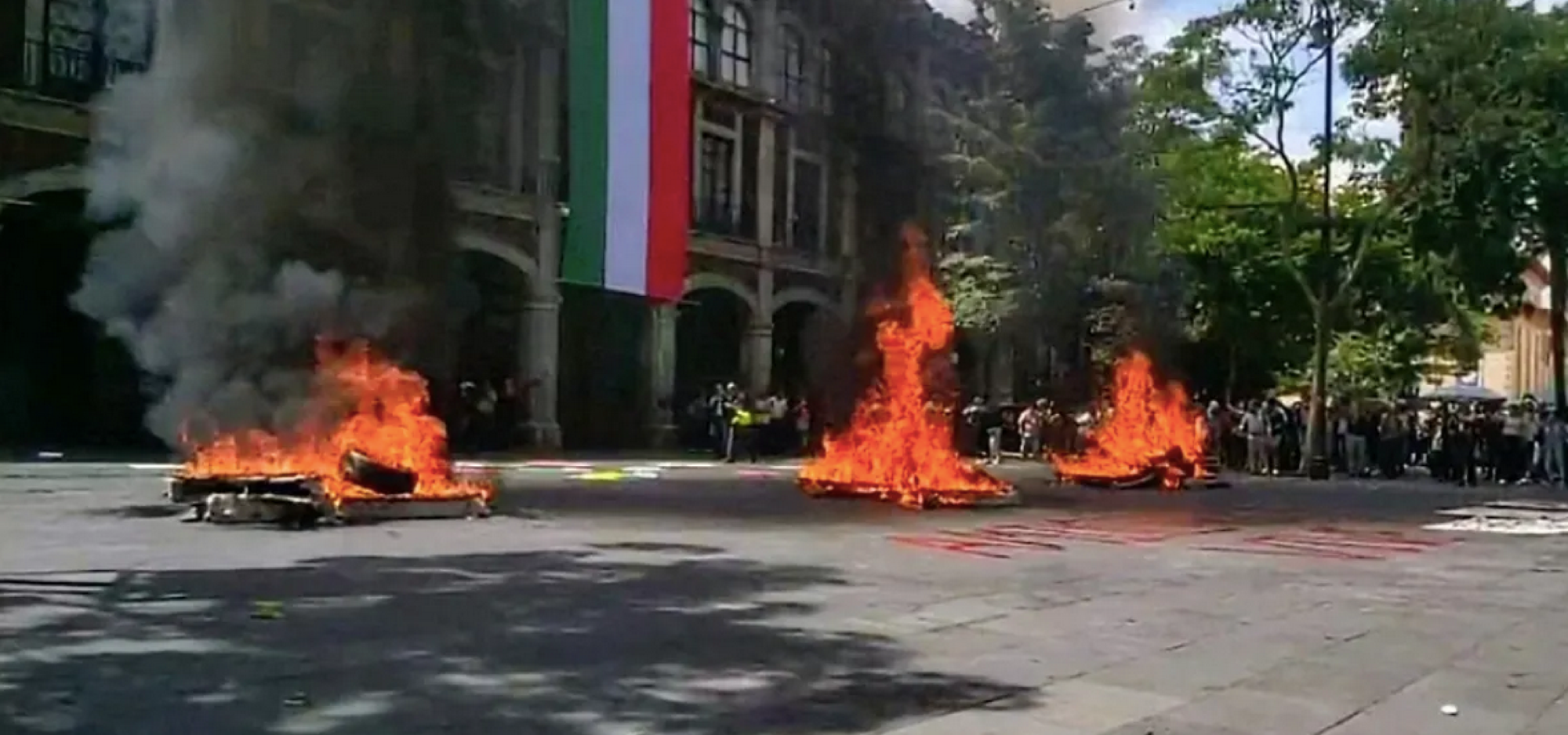 ¡NORMALISTAS DE AMILCINGO QUEMAN COLCHONES Y LLANTAS EN PLAZA DE ARMAS DE MORELOS!