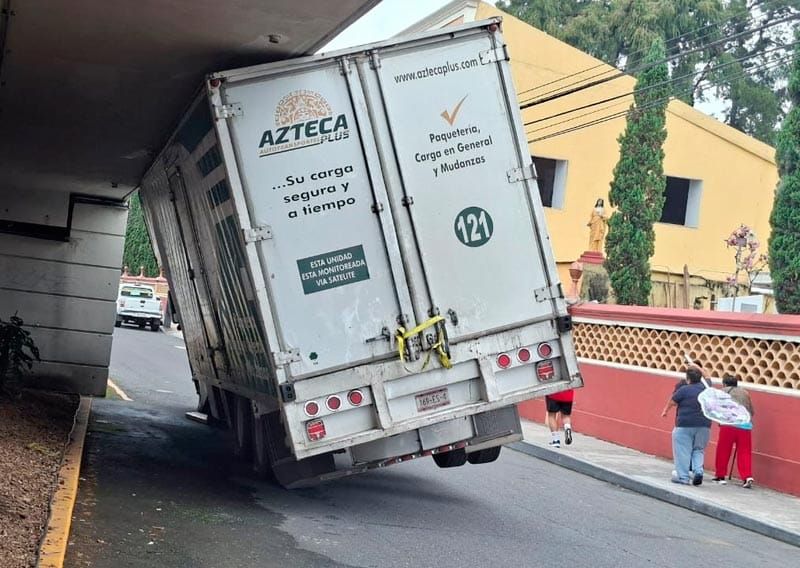 ¡CAMIÓN DE CARGA SE ATORÓ EN EL PUENTE ATIRANTADO DE ORIZABA!