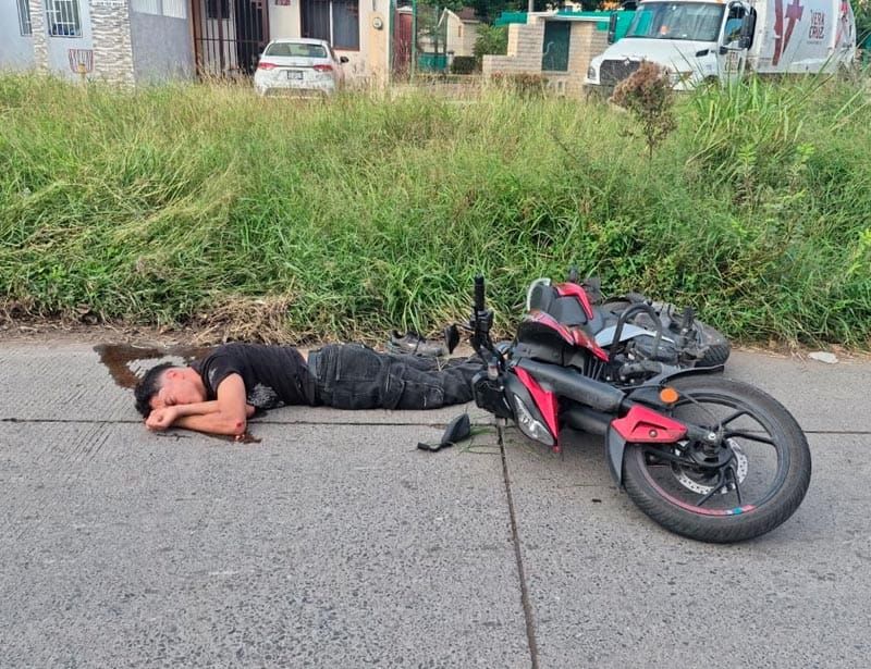 ¡MOTOCICLISTA DERRAPA Y QUEDÓ INCONSCIENTE!