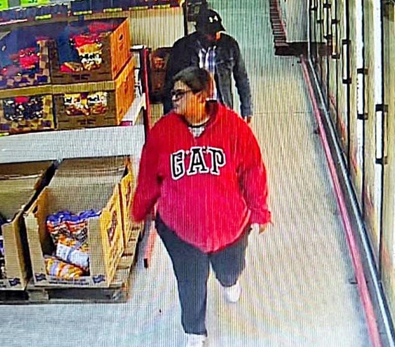 ¡PAREJITA DE FARDEROS ROBÓ MERCANCÍA EN TIENDA 3B!