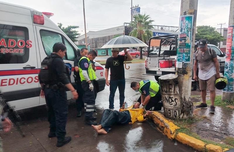 ¡TAXI SE LE ATRAVESÓ A MOTOCICLISTA FRENTE AL CUARTEL DE LA BOTICARIA!