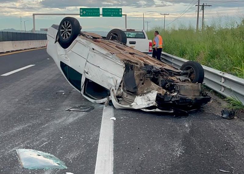 ¡ABANDONAN AUTO VOLCADO EN LA AUTOPISTA A CARDEL!