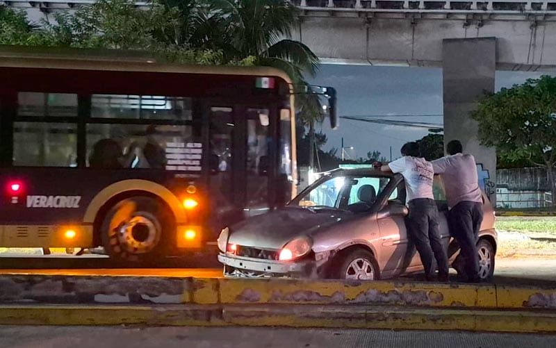 ¡SALEN DE LA ESCUELA Y QUEDAN ATORADOS EN EL PUENTE DE LA BOTICARIA!