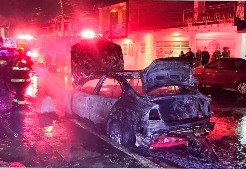 ¡SE ACHICHARRÓ AUTO!