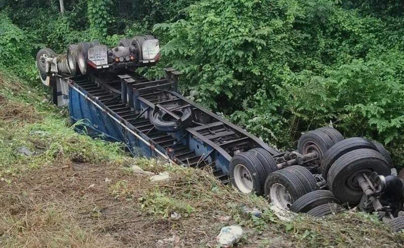 ¡TRACTOCAMIÓN LE PASÓ POR ENCIMA A CHOFER CUANDO CHECABA UNA LLANTA!