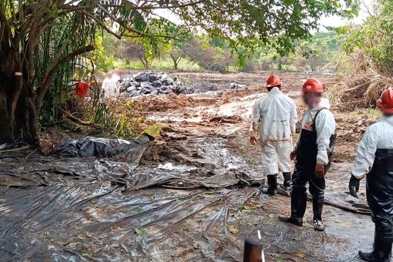 ¡SE LE SALE EL DIÉSEL! - *Ya contaminó arroyo en Jaltipan