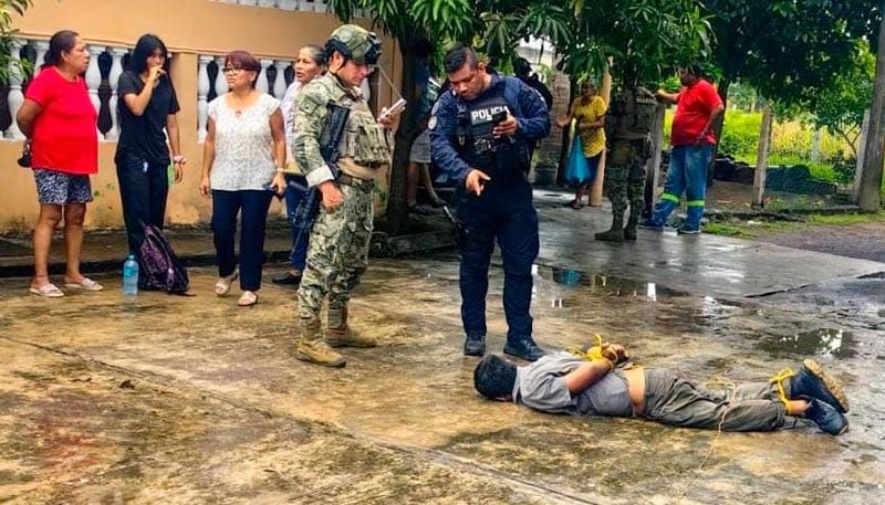 ¡LE QUITAN “LA CALENTURA” A MADRAZOS POR AGREDIR A UNA ESTUDIANTE DEL CONALEP!