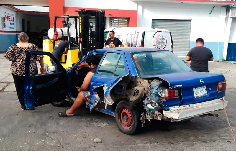¡MONTACARGAS PROVOCA TRIPLE CHOQUE!