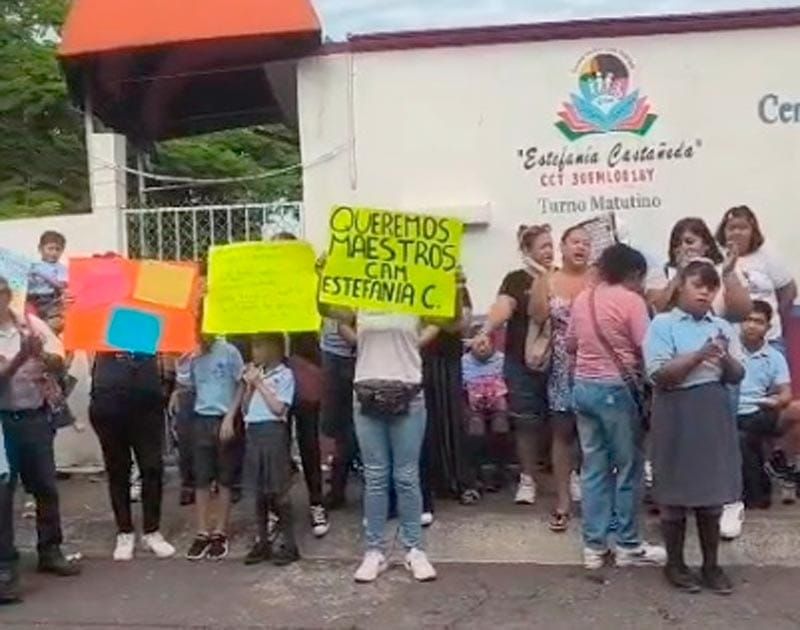 ¡NO TIENEN MAESTROS! - *Desde hace ocho meses en el  Centro de Atención Múltiple "Estefanía Castañeda"