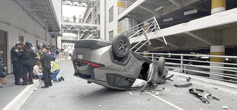 ¡CAE AUTO DESDE EL SEGUNDO PISO DEL ESTACIONAMIENTO DE GALERÍAS COAPA!
