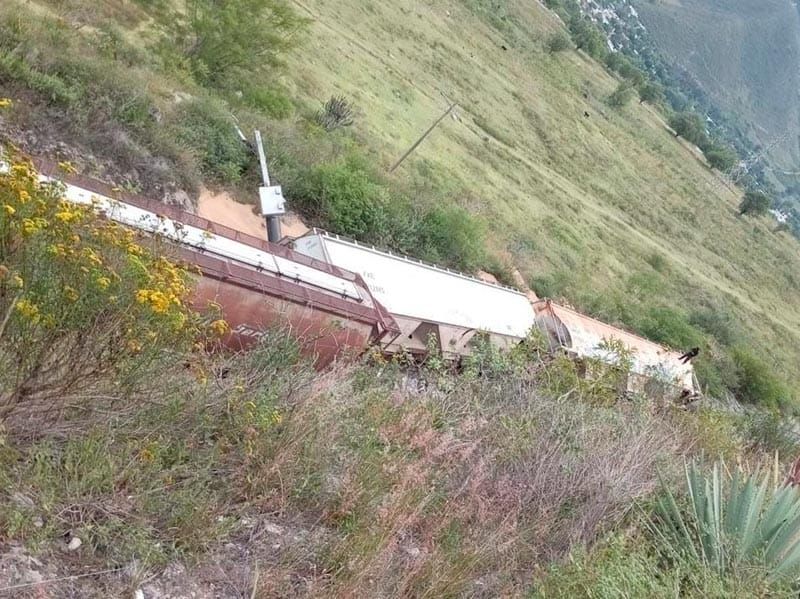 ¡DESCARRILAN 13 GONDOLAS DE TREN!