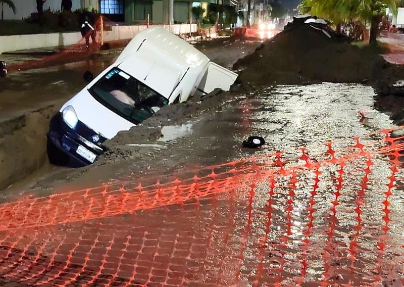 ¡CAE CAMIONETA EN UNA ZANJA EN LAFRAGUA!