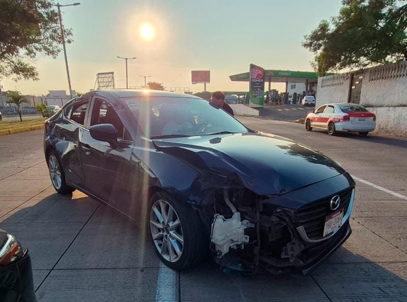 ¡CAMIÓN DE CARGA ARRASTRÓ UN MAZDA!