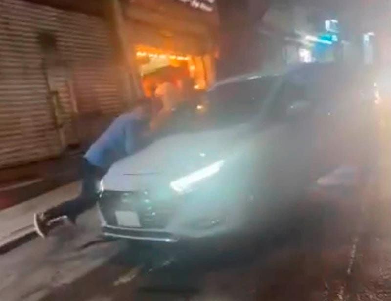 ¡SE PASA EL SEMÁFORO EN ROJO Y SE LLEVÓ A PEATÓN EN EL CAPÓ!