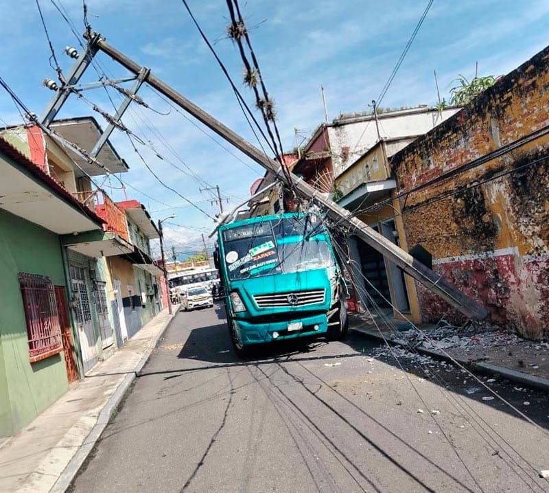 ¡URBANO SE IMPACTA CONTRA POSTE Y DEJA SIN LUZ A COLONIA!