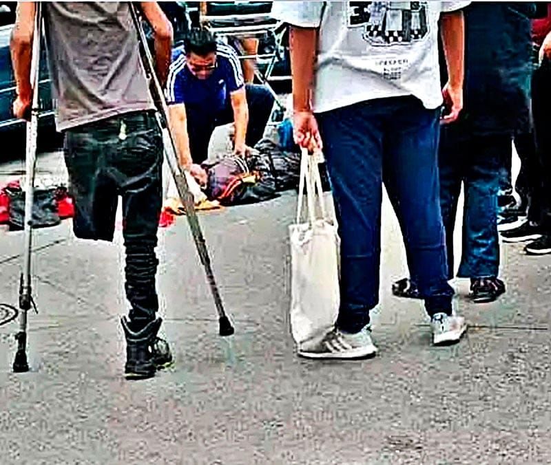 ¡BIKER ATROPELLÓ A ADULTO MAYOR Y LO DEJA GRAVE EN EL PAVIMENTO!