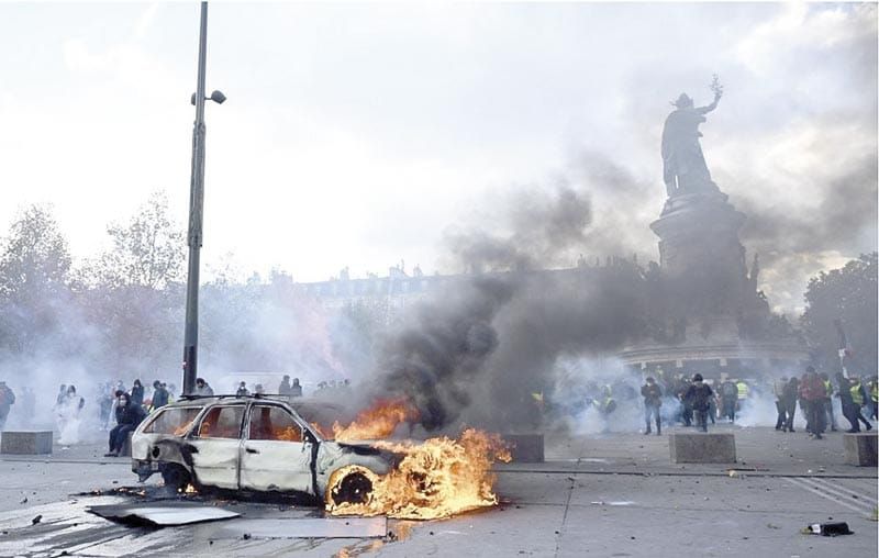 ¡ARDE FRANCIA! - AUTOS INCENDIADOS, SAQUEOS Y 272 DETENIDOS EN TODA FRANCIA