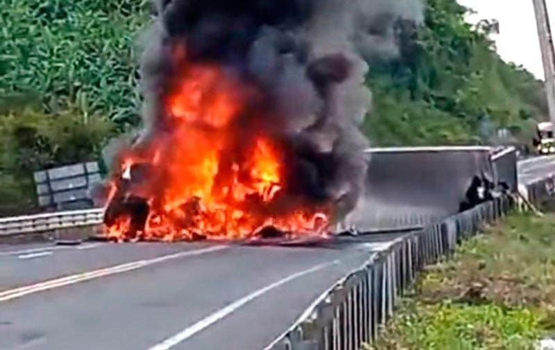 ¡ARDIÓ TRACTOCAMIÓN CARGADO CON GANADO!