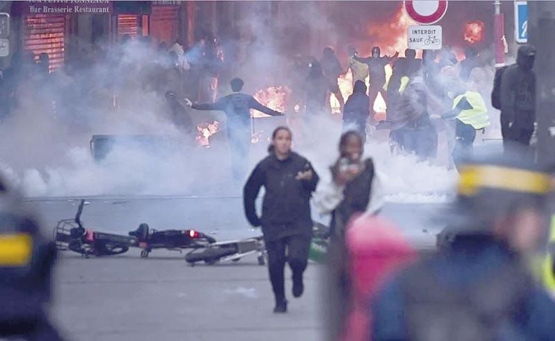 ¡DISPERSAN CON GAS LACRIMÓGENO NUEVA PROTESTA EN PARÍS!