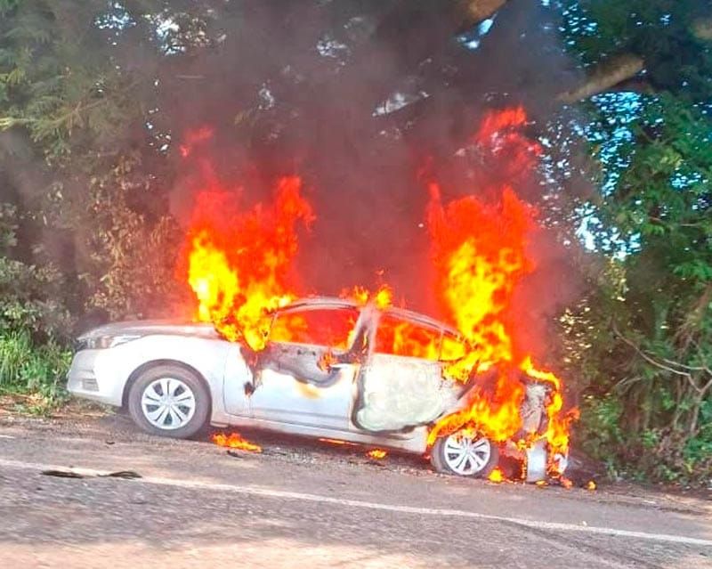 ¡QUEMAN AUTO CON CADÁVER EN EL INTERIOR EN TIERRA BLANCA!