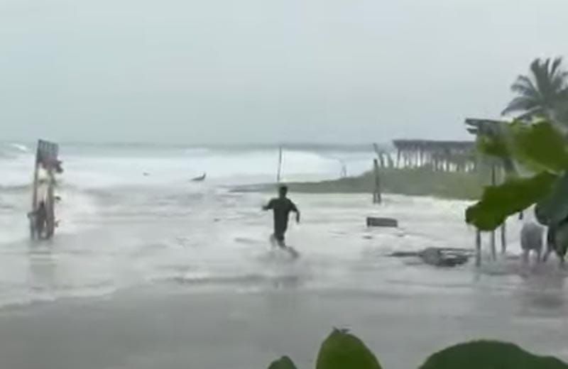 ¡RESCATAN A 2 MENORES EN LA PLAYA DE CAZONES!