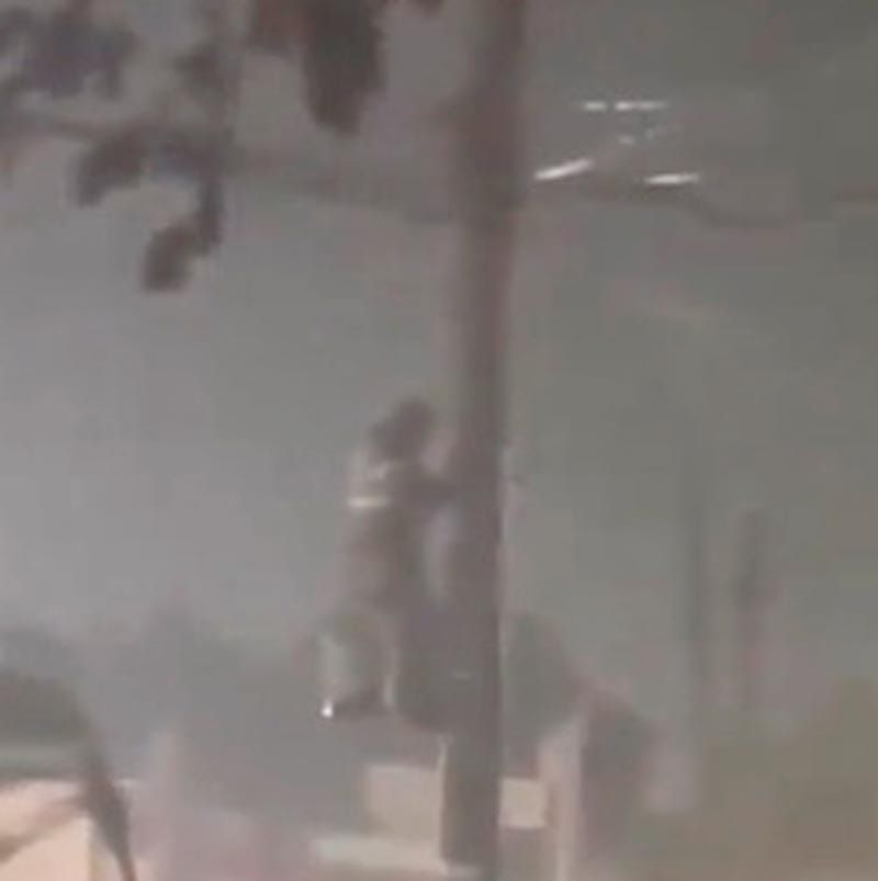 ¡EN EL POSTE Y CON LA LLUVIA! - *Trabajador de CFE se vuelve héroe y mártir