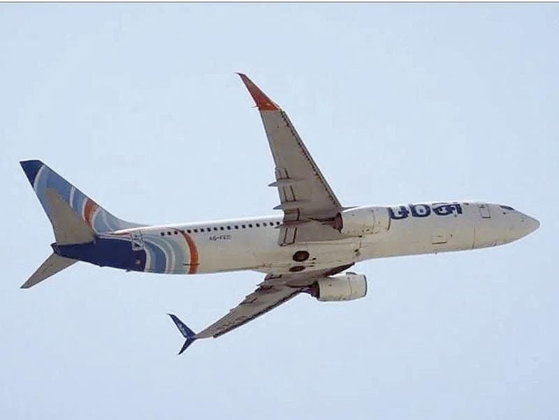 ¡INTENTAN ESTRELLAR AVIÓN COMERCIAL!