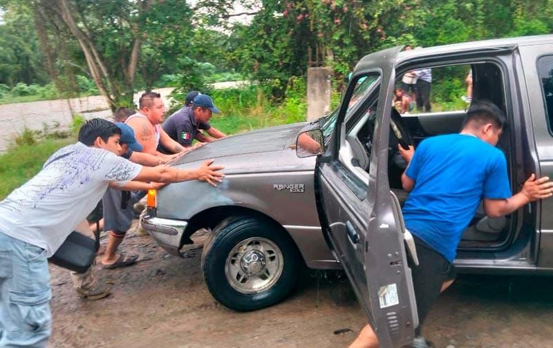 ¡RESCATAN A FAMILIA EN RÍO DESBORDADO!