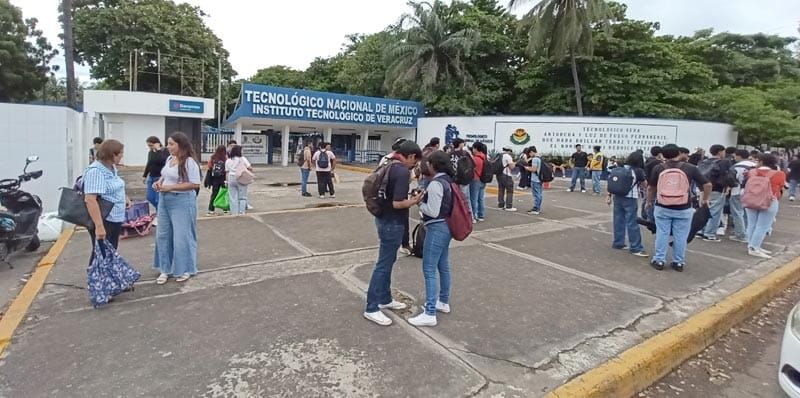 ¡EVACUAN A 6 MIL ESTUDIANTES DEL TECNO POR MATERIAL PELIGROSO EN LABORATORIO!