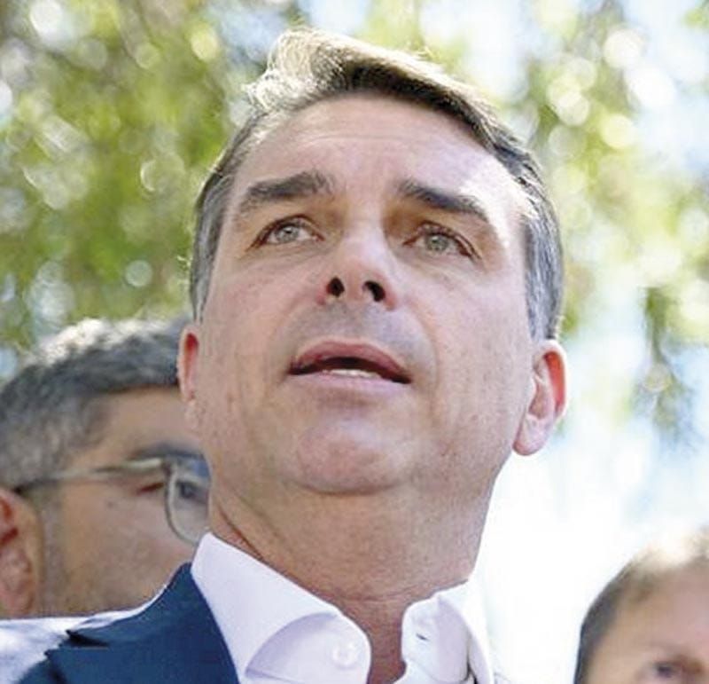 ¡FLAVIO BOLSONARO AVENTAJA LIGERAMENTE A LULA EN BRASIL!