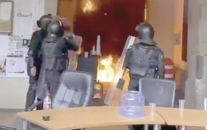 ¡ARDE CONGRESO DE JALISCO POR ATAQUE CON BOMBAS MOLOTOVS!