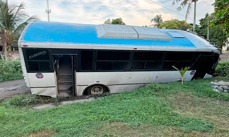 ¡AUTOBÚS DE PASAJE CAYÓ EN UNA ZANJA EN PREDIO LA LOMA!