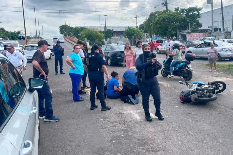 ¡CAMIONETÓN EMBISTIÓ A MAMÁ E HIJA QUE VIAJABAN EN MOTO!