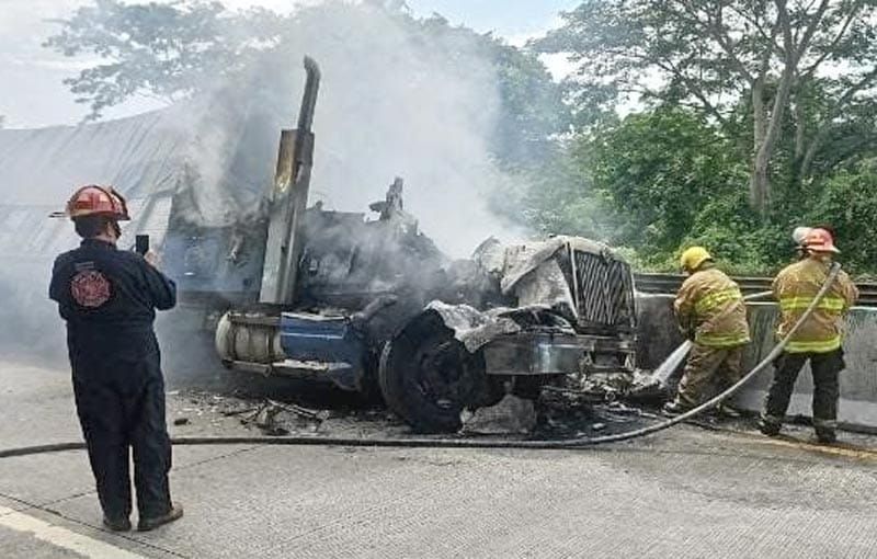 ¡ARDE CAMIÓN CON 30 TONELADAS DE PIÑAS!