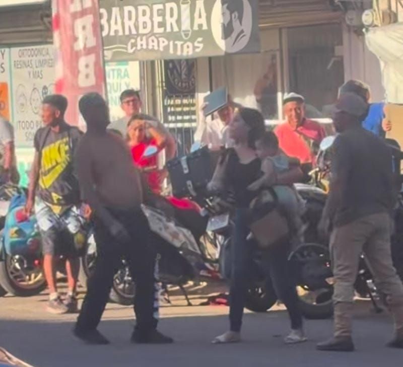 ¡CON BEBÉ EN BRAZOS SE METIÓ A LA TRIFULCA!