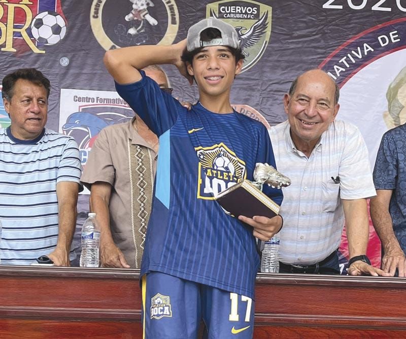 ¡DIEGO GARCÍA RECIBE TROFEO DE GOLEADOR!