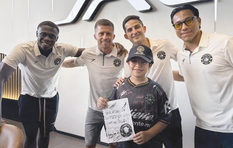 ¡PIRATAS DE VERACRUZ REPARTEN AUTÓGRAFOS Y FORTALECE VÍNCULO CON LA AFICIÓN JAROCHA!