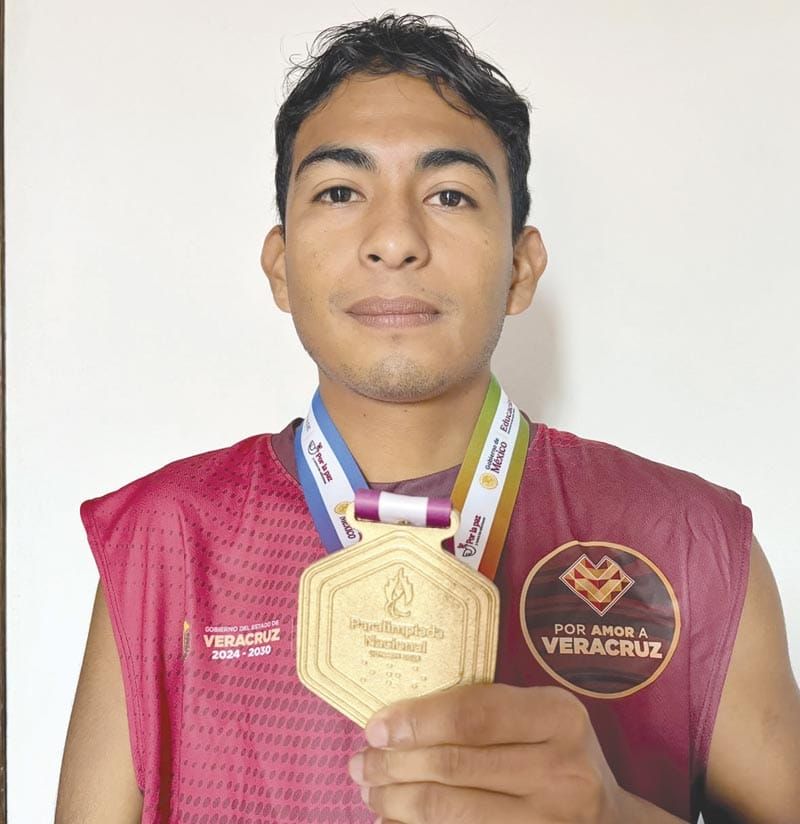 ¡ANGEL SE BAÑA EN ORO!