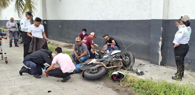 ¡BIKERS SE IMPACTARON CONTRA BARDA DEL RECINTO PORTUARIO!