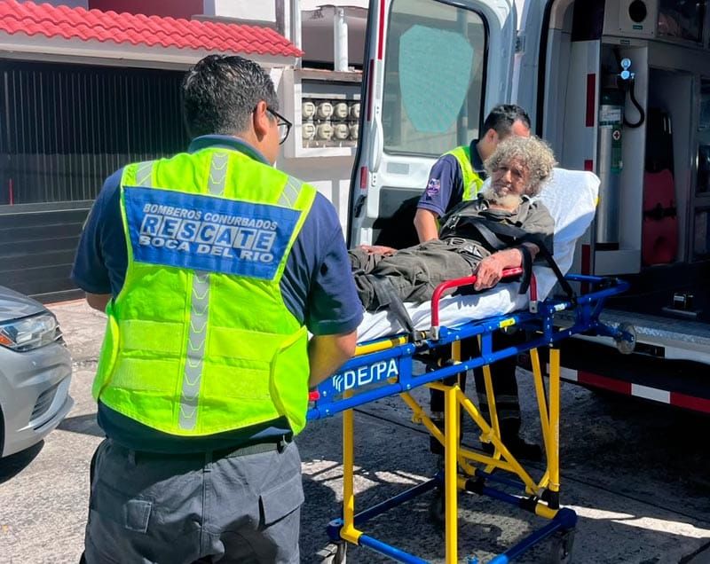 ¡RESCATAN A ADULTO MAYOR ATRAPADO EN SU VIVIENDA!