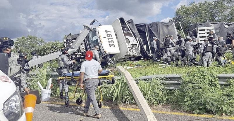 ¡VUELCA CAMIÓN DE LA GN EN CARRETERA MÉRIDA-CAMPECHE!