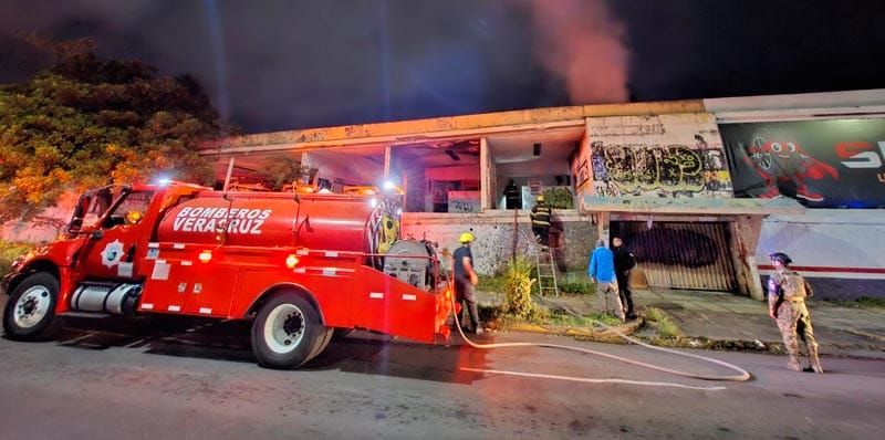 ¡APAGAN CONATO DE INCENDIO EN INMUEBLE ABANDONADO!