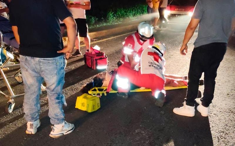 ¡ATROPELLA A MUJER Y CAFRE ESCAPÓ!
