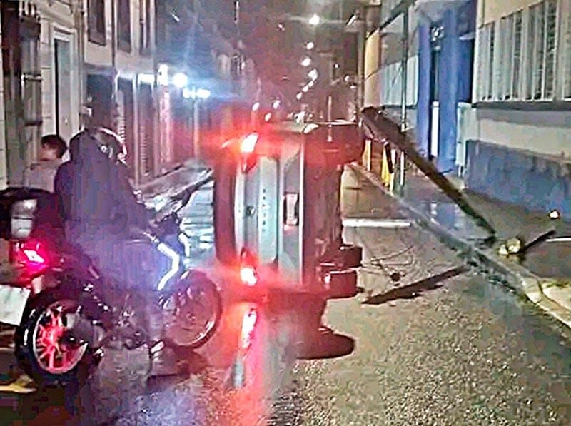 ¡LE PEGA A POSTE Y REVENTÓ CABLE DE ALTA TENSIÓN!