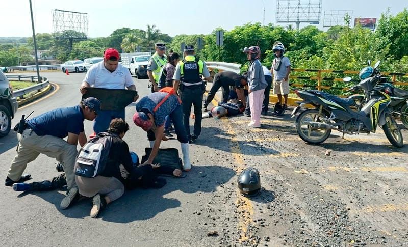¡MOTOCICLISTAS HERIDOS EN EL DISTRIBUIDOR VIAL J.B. LOBOS!