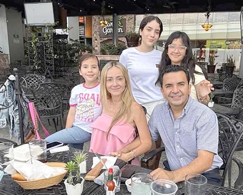 CECY GAONA CELEBRA AL LADO DE SU ADORADA FAMILIA