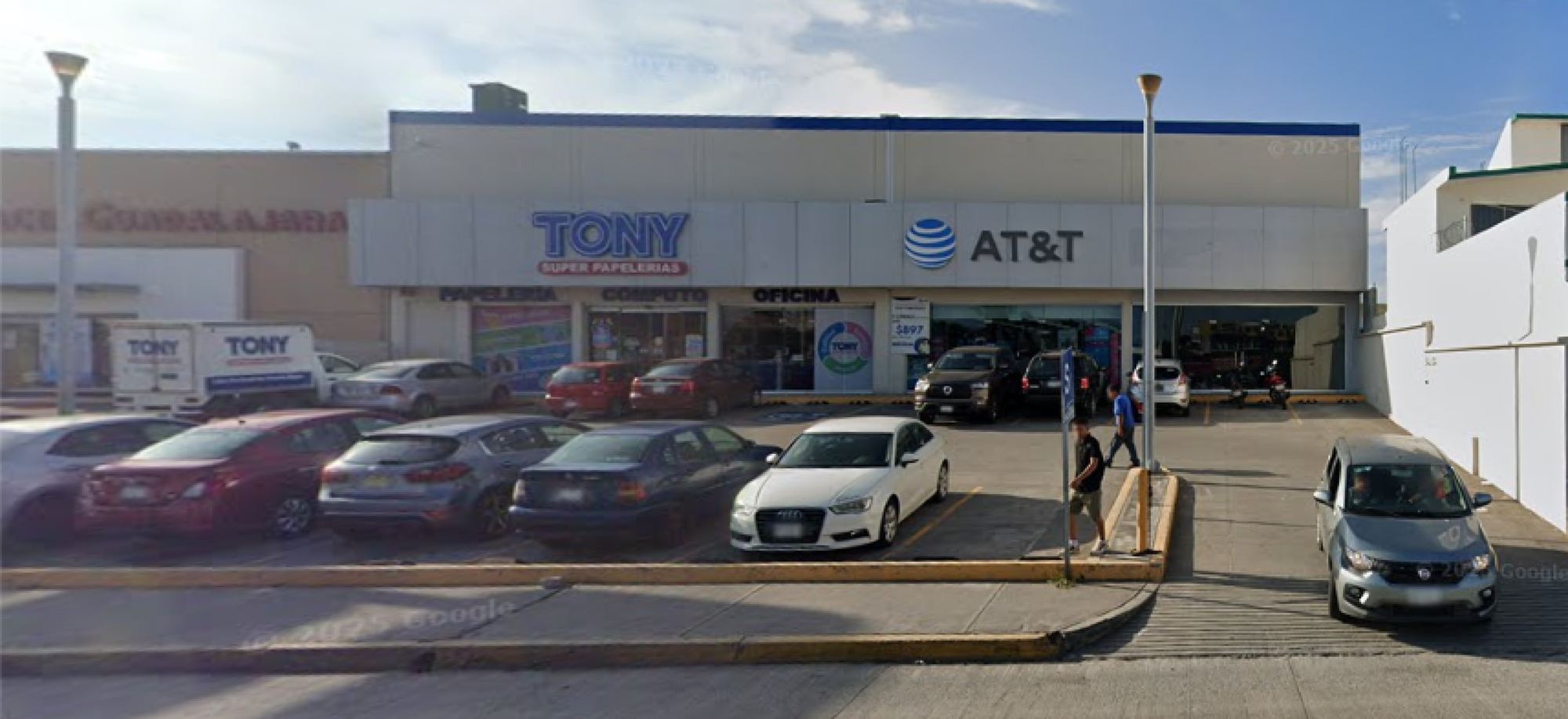 ¡ROBAN VEHÍCULO DE CARGA EN EL ESTACIONAMIENTO DE TONY PAPELERÍAS!